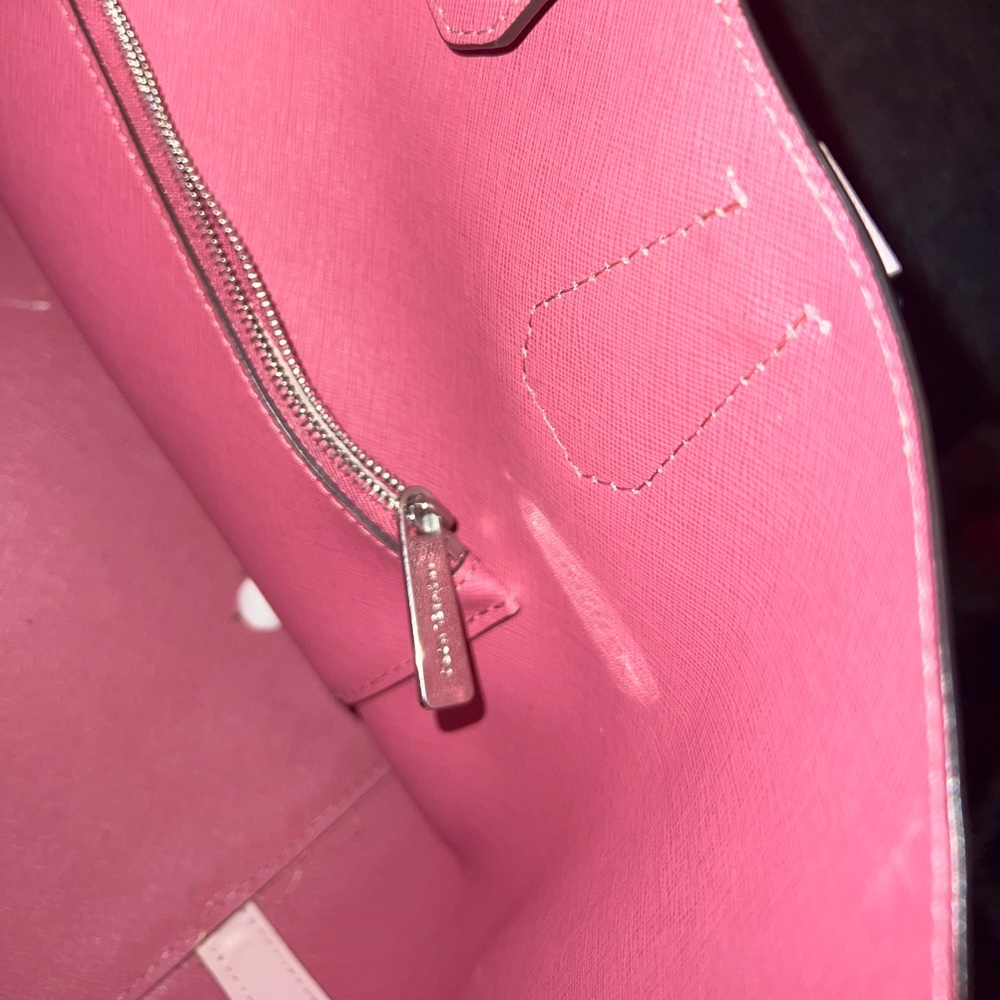 Compact yet practical, our Jet Set tote bag is the ideal daily companion.